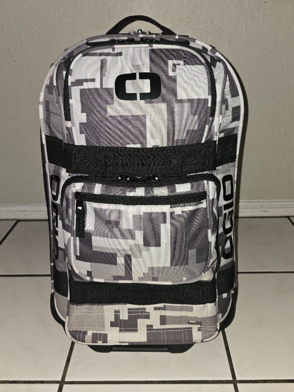 Ogio Layover Travel Cyber Camo 22" Wheeled Carry-On Expandable Luggage USED ONCE